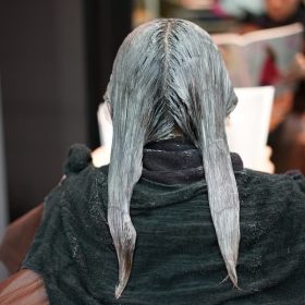 ヘアカラーの待ち時間が長い？カラーの最適な放置時間を美容師が徹底解説