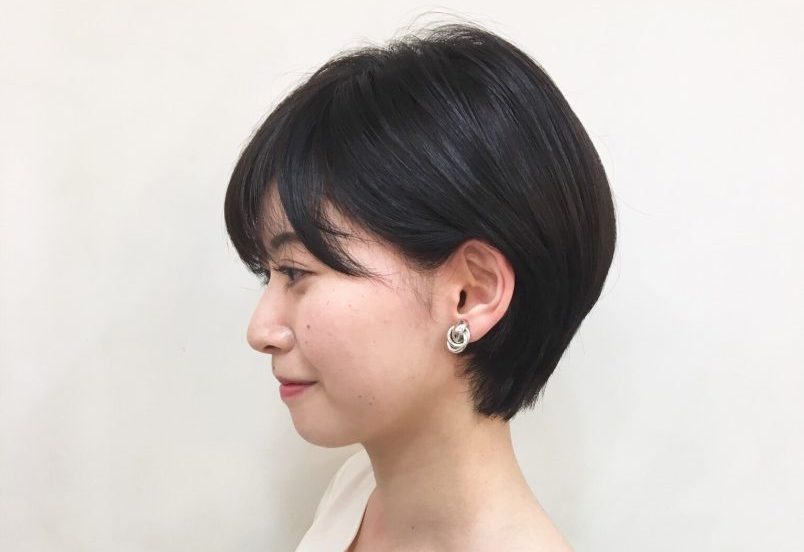 黒髪でショートヘアの女性の横顔