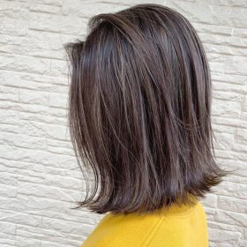 グレーブラウン系ハイライトのヘアスタイルの女性