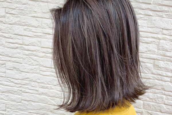 グレーブラウン系ハイライトのヘアスタイルの女性