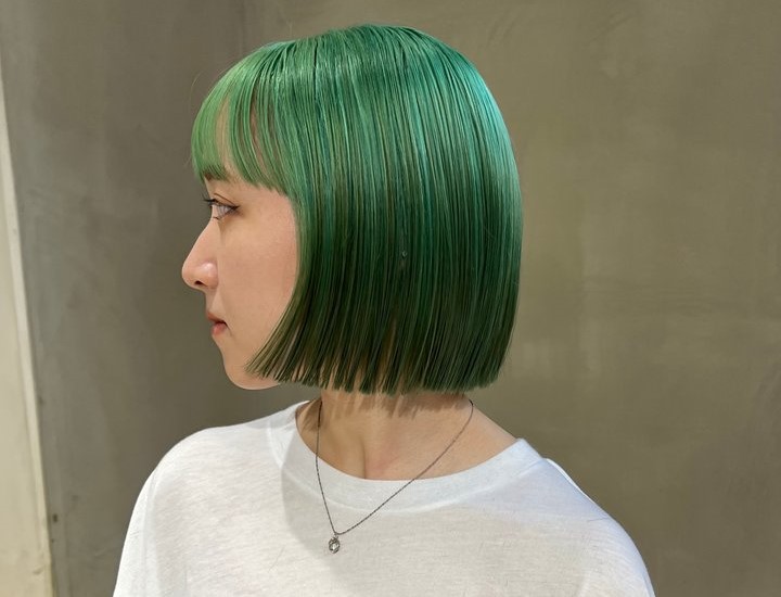 鮮やかなグリーンヘアの女性