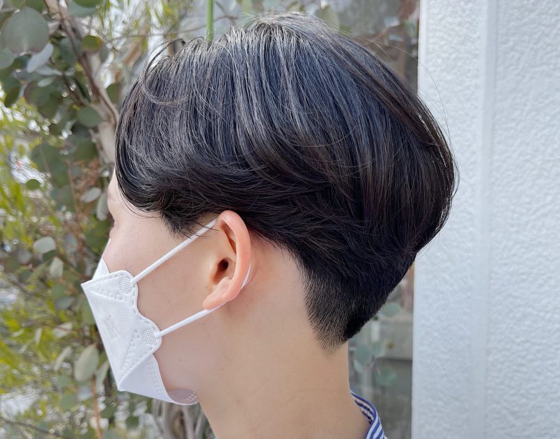 黒髪でショートヘアの女性の横顔