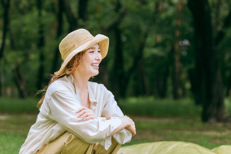 自然の中で帽子を被っている女性