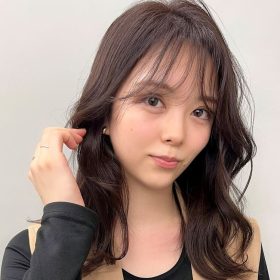 アッシュグレーヘアの女性