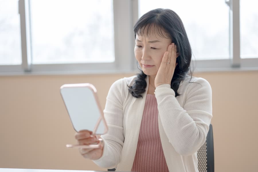 白髪を気にする女性