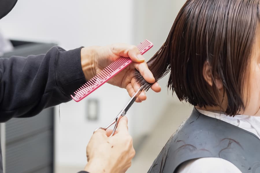 ヘアカット中の女性