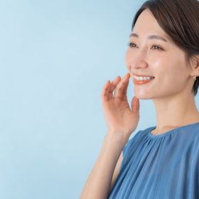 明るい表情の女性